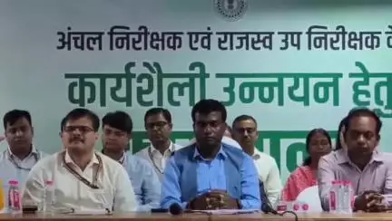ओरमांझी: समाहरणालय में अंचल निरीक्षक और राजस्व उपनिरीक्षक की कार्यशैली सुधार हेतु कार्यशाला का आयोजन