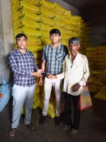મુળી: બે ખાતર વિક્રેતાઓ દ્વારા ગેરરીતિ આચરતા લાયસન્સ રદ કરાયું.
