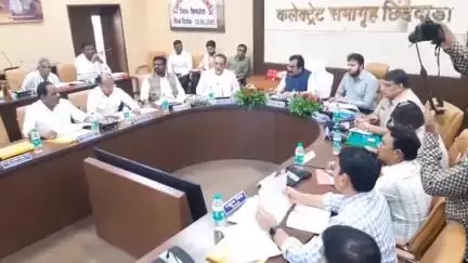 छिंदवाड़ा नगर: किसानों को खाद का हो सुविधाजनक वितरण - छिंदवाड़ा में खाद, बीज वितरण और उपलब्धता की समीक्षा की गई
