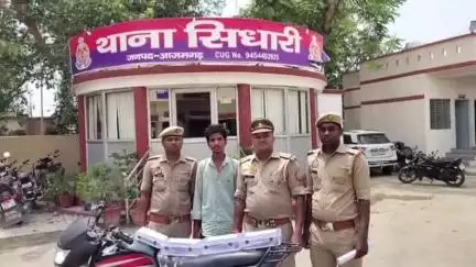 आज़मगढ़: सिधारी पुलिस ने बेलईसा ओवरब्रिज के नीचे से असलहा तस्कर को किया गिरफ्तार, बरामद हुए तीन अवैध तमंचे और बाइक