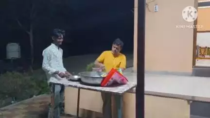 पंधाना: बोरगांव बुजुर्ग: साईं बाबा मंदिर में महा आरती के बाद खिचड़ी की प्रसादी वितरित की गई