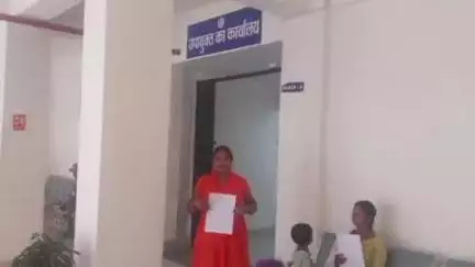 गुमला: नशा मुक्त गुमला ज़िला बनाने की मांग के साथ देवकी देवी ने उपायुक्त को ज्ञापन सौंपा