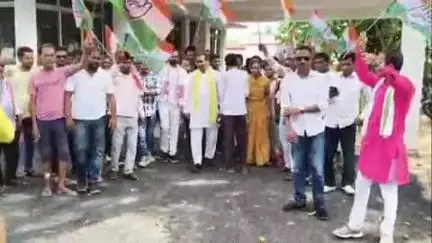 राजिम: युक्तियुक्तकरण पर सियासत तेज, मैनपुर बीईओ दफ्तर का घेराव कर जमकर नारेबाजी
