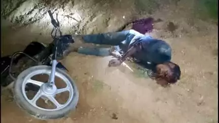 फतेहपुर: सड़क दुर्घटना में लक्षुरायडीह निवासी धर्म मुर्मू की घटनास्थल पर मौत, जामताड़ा भेजा गया