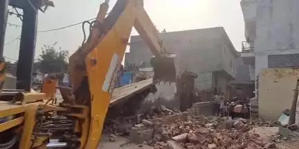 संभल: सिरसी नगर पंचायत इलाके में अतिक्रमण पर चला बुलडोजर, कार्रवाई में उड़ी एक दर्जन दुकानें, संभल-मुरादाबाद हाईवे के चौड़ीकरण