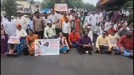 नाशिक: नाशिकरोड छत्र. शिवाजी महाराज यांच्या पुतळ्यासमोर बच्चू कडूच्या आंदोलनाला पाठिंबा देण्यासाठी प्रहारचे रास्ता रोको आंदोलन