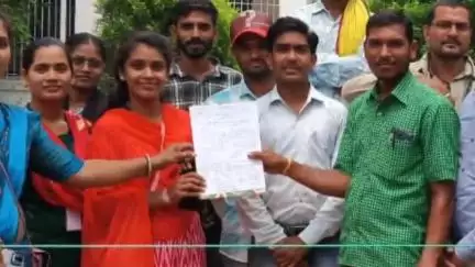 खैरागढ़ में प्रधानमंत्री आवास योजना के आवास मित्र प्रोत्साहन राशि के लिए परेशान लोगों ने कलेक्टर से लगाई गुहार
