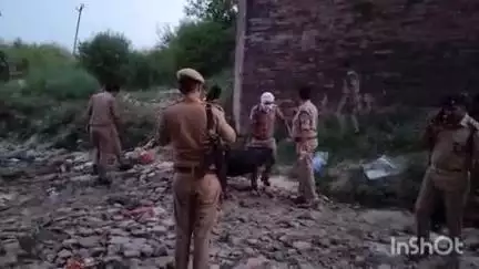 बिधूना: सहायल क्षेत्र के अठैसी गांव में पति-पत्नी ने लगाई फांसी, दो भाइयों ने शवों को बोरी में भरकर नदी में फेंका, मचा हड़कंप