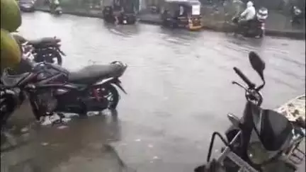 परभणी: शिवशक्ती परिसरात अनेकांच्या घरात दुकानात गेले पाणी, वाहतूक काही वेळ ठप्प