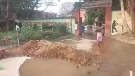 फर्रुखाबाद: फाइबर लाइन बिछाते समय फटी पाइप लाइन से सीएमओ कार्यालय परिसर में घुसा पानी, चारों तरफ दिखाई दिया