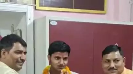 कादीपुर: मोतिगरपुर के महमूदपुर जंगल गांव के आदर्श यादव को मुख्यमंत्री योगी आदित्यनाथ ने किया सम्मानित
