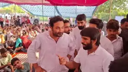हिसार: HAU के गार्डों द्वारा हमले के मामले में छात्रों का धरना जारी, ओलंपिक खिलाड़ी बजरंग पूनिया ने दिया समर्थन