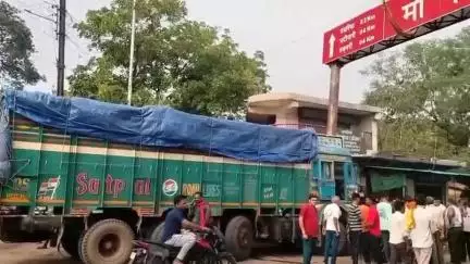 अनियंत्रित ट्रक ने गंडई में मां गंगई के प्रवेश द्वार को मारी टक्कर, टला बड़ा हादसा