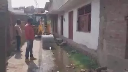 मुहम्मदाबाद गोहना: मुहम्मदाबाद गोहना नगर पंचायत ने नाली पर किए अवैध अतिक्रमण पर चलाया बुलडोजर