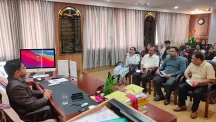 धनबाद/केंदुआडीह: समाहरणालय में नेशनल इंस्टीट्यूट ऑफ फैशन टेक्नोलॉजी दिल्ली के विद्यार्थियों ने उपायुक्त से मुलाकात की