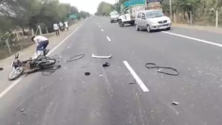 अकलेरा: अकलेरा के कटफला में वेन और बाइक की भिड़ंत, हादसे में बाइक सवार 2 युवकों और वेन में सवार एक नवजात सहित 3 की दर्दनाक मौत