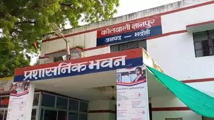 ज्ञानपुर: चकलोका गांव में सड़क किनारे मिली सड़ी-गली लाश, शिनाख्त नहीं हो पाई