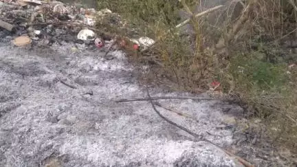 भराड़ी: भराड़ी से लंजता सड़क मार्ग के किनारे गांव ठंडोडा में बुधवार को अचानक कूड़े के ढेर में आग लग गई
