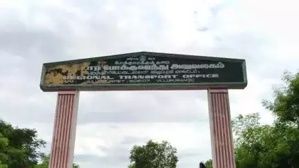 உளுந்தூர்பேட்டை: வட்டார போக்குவரத்து அலுவலகத்திற்குள் புகுந்த லஞ்ச ஒழிப்புத்துறை  போலீஸ் ; கணக்கில் வராத ஒரு லட்சத்து 70 ஆயிரம் பணம் பறிமுதல்