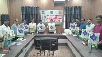 डीग: पंचायत समिति सभागार डीग में जिला कलेक्टर ने नशामुक्ति जागरूकता से संबंधित पोस्टर और प्रचार सामग्री का किया विमोचन