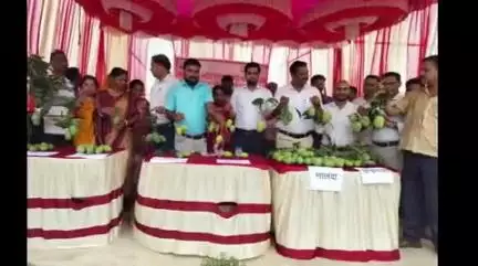 ठाकुरगंगटी: ठाकुर गंगटी प्रखंड के देवघर चौक हाट में आम उत्सव सह बागवानी मेला, किसानों को किया गया प्रोत्साहित