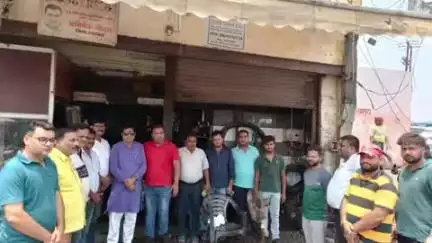 बुलंदशहर: तेल के गोदाम में आग लगने के बाद व्यापारी के प्रतिष्ठान पर पहुंचे सदर विधायक, हर संभव मदद का दिया आश्वासन