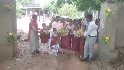 కోరుట్ల: మొగిల్‌పేట్‌ మండల పరిషత్ ప్రైమరీ పాఠశాలలో విద్యార్థులకు పుష్పగుచ్ఛం ఇచ్చి స్వాగతం పలికిన ఉపాధ్యాయులు