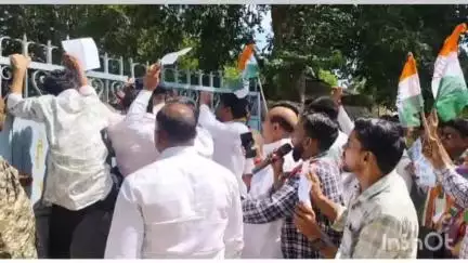 रामानुजगंज: युक्तियुक्तकरण के विरोध में कांग्रेस ने बीईओ कार्यालय का किया घेराव
