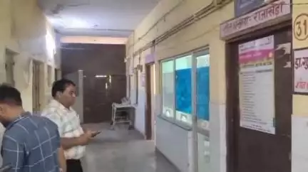 राजाखेड़ा: राजाखेड़ा के नायब तहसीलदार ने सीएचसी का निरीक्षण किया, अव्यवस्थाओं की भरमार, वैक्सीनेशन डे पर कक्ष में लटका मिला ताला