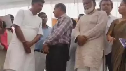 बिसवां: भारत पैलेस में रोजगार और सामाजिक अधिकार संवाद सम्मेलन में उपजिलाधिकारी को सौंपा गया 7 सूत्रीय ज्ञापन