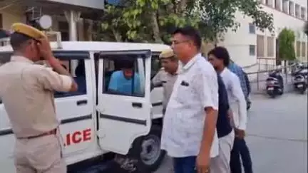 सीकर: सीकर पुलिस ने चोरी के आरोप में ससुर, दामाद सहित 5 चोरों को किया गिरफ्तार, चोरी के अंतरराज्यीय गिरोह का हुआ खुलासा