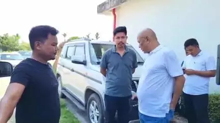 দাংতল ৰাজহ চক্ৰ: সামথাইবাৰীত মন্ত্ৰী জয়ন্ত মল্লবৰুৱা আৰু বিপিএফ প্ৰধান হাগ্ৰামা মহিলাৰীৰ মাজত পৰ্বতঝোৰাৰ মাটিৰ সমস্যা লৈ বৈঠক অনুষ্ঠিত