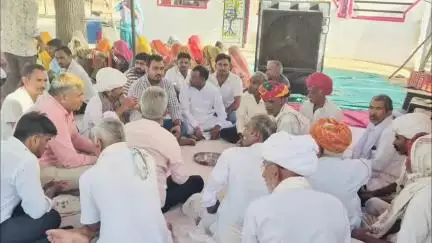 निमाज में सरपंच संघ अध्यक्ष व NSUI जिलाध्यक्ष किशोर चौधरी ने शोक सभा में लिया भाग, परिवारजनों को बंधाया ढांढस