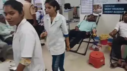 राहुरी: कृषी विद्यापीठ येथील स्टेट बँकेच्या शाखेत रक्तदान शिबिर,पन्नासहून अधिक रक्तदात्यांनी केले रक्तदान