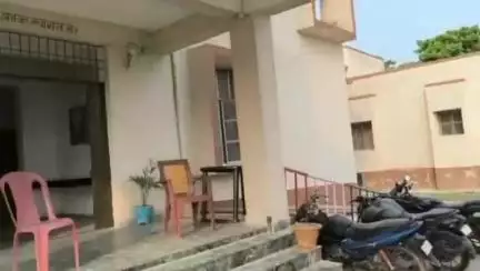 गायघाट: चोरनियां गांव में पुलिस ने सब्जी लदे वैन से 58 कार्टन विदेशी शराब बरामद की, कारोबारी फरार