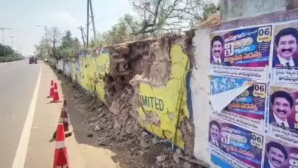 కురెళ్లగూడెంలో గోదావరి కాలువపై శిథిలావస్థకు చేరిన వంతెన అప్రోచ్ రోడ్డు గోడ, మరమ్మతులు చేయాలన్న స్థానికులు #localissue