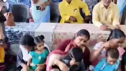 గుడివాడలో అంగన్వాడీ పిల్లలకు అక్షరాభ్యాసం