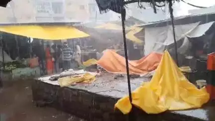 मुरैना नगर: मुरैना में बदला मौसम, तेज आंधी और बारिश से शहर जलमग्न, कई पेड़ टूटे