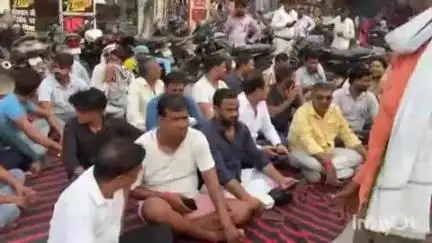कासगंज: कासगंज शहर में पंखा बदलने को लेकर व्यापारी और युवकों के बीच हुई मारपीट, युवकों के परिवार वाले बैठे धरने पर