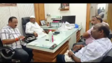 चामोर्शी: नगर पंचायत सभापती वैभव भिवापुरे यांच्या जनसंपर्क कार्यालयात  गडचिरोलीचे खासदार नामदेव किरसाण यांनी दिली भेट