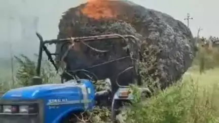 सिमरी बख्तियारपुर: भगता कुआं के पास ट्रैक्टर पर लदे ठठेरा में भीषण आग, जलकर राख, ₹1.5 लाख का नुकसान