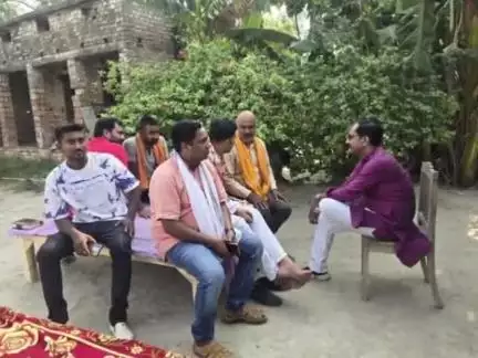 उजियारपुर: उजियारपुर में भाजपा नेता का जनसंपर्क अभियान, क्षेत्र की समस्याओं पर हो रही चर्चा