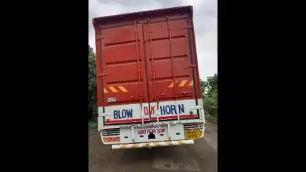 बसमत: भेंडेगाव पाटी जवळ खडतर रस्त्याचा फायदा घेत flipkart चे पार्सल नेणाऱ्या आयशरला लुटले