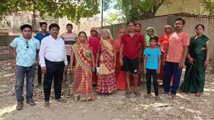 नय पुरवा निकाौली के रहने वाले पीड़ित ने कहा- जमीन पर हो रहा कब्जा, सरकार से लगाई न्याय की गुहार