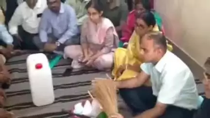 बोराम: बोड़ाम पहुंचे डीसी, आदिम जनजाति के लोगों के साथ फर्श पर बैठकर की बैठक