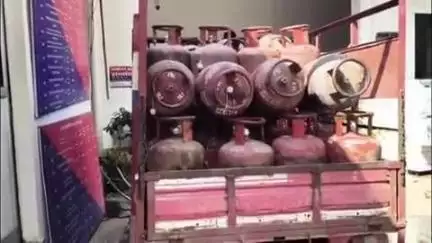 वाराणसी में आज छापेमारी कर अवैध रिफिलिंग के 35 सिलेंडर किए गए बरामद