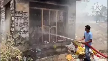 नीमच नगर: गौ सेवा दल ने दिखाई बहादुरी, कनावटी रोड पर नगरपालिका के पुराने कार्यालय में आग से विक्षिप्त महिला की जान बचाई