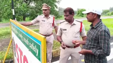 భీమడోలు వద్ద హైవే పై రోడ్డు స్థాపర్లు ఏర్పాటు చేసిన పోలీసులు, మలుపులు, డివైడర్ల నెమ్మదిగా వెళ్లాలని సూచించిన సిఐ విల్సన్