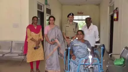 मंदसौर: सुशासन भवन में कलेक्टर ने आवेदिका कंचन को ट्राईसाईकिल प्रदान की