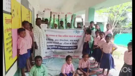 शिकारीपाड़ा: विश्व बाल श्रम निषेध दिवस पर प्रतापपुर गाँव में सामुदायिक जागरूकता कार्यक्रम आयोजित